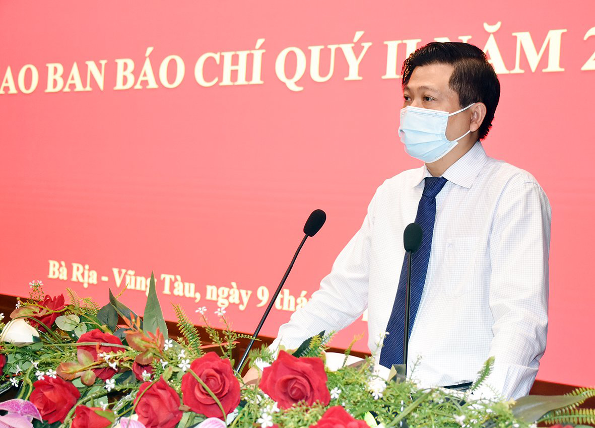 Ông Trần Văn Tuấn, Ủy viên Ban Thường vụ Tỉnh ủy, Phó Chủ tịch UBND tỉnh giải đáp một số vấn đề được các phóng viên, nhà báo đưa ra tại Hội nghị.