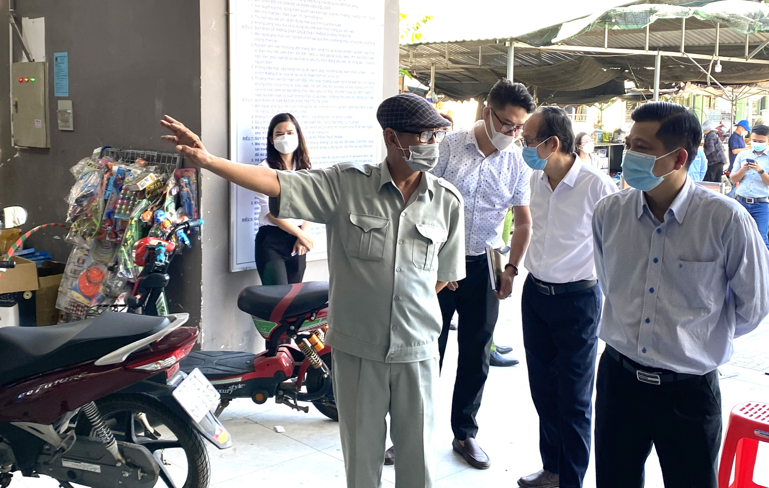 Ông Trần Văn Tuấn, Phó Chủ tịch UBND tỉnh kiểm tra công tác phòng dịch tại Chợ Mỹ Xuân.