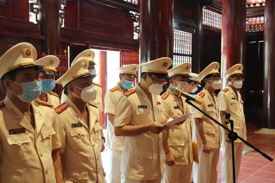 Đại tá Lê Văn Thái - Phó Giám đốc Công an tỉnh báo công với Bác.