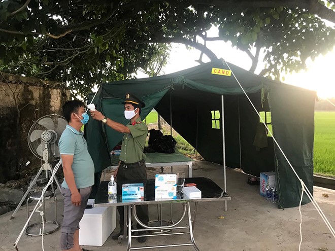 Hệ thống lều bạt được Công an Nghệ An bố trí tại các điểm chốt.