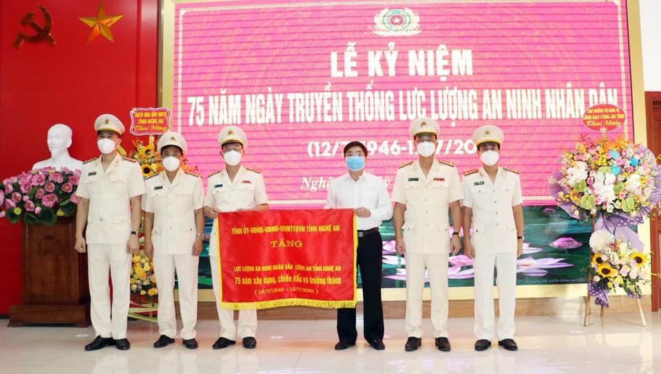 Thay mặt Tỉnh ủy, UBND, HĐND, UBMTTQ tỉnh Nghệ An, đồng chí Nguyễn Văn Thông, Phó Bí thư thường trực Tỉnh uỷ trao bức trướng