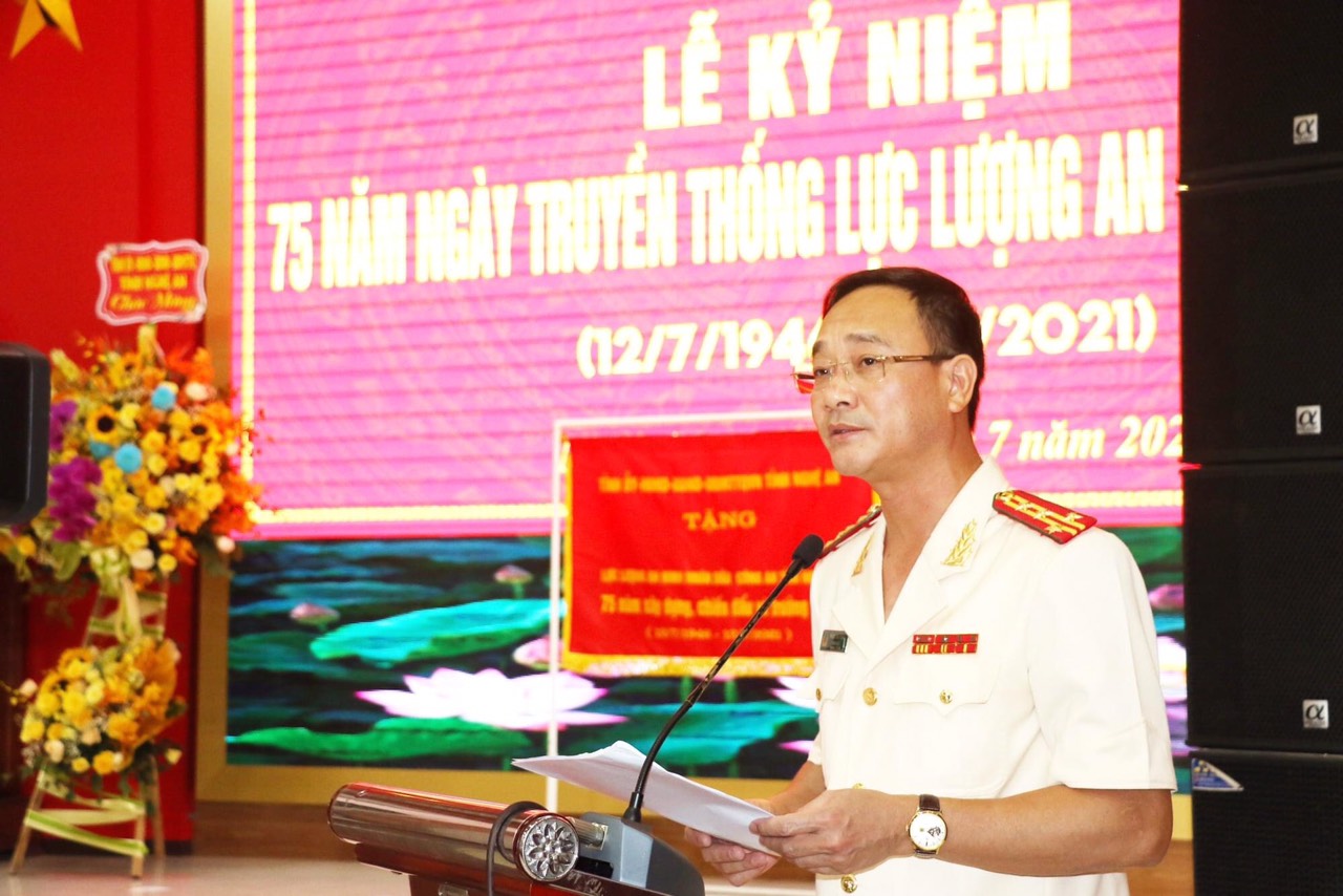Đại tá Phạm Thế Tùng, UVBTV Tỉnh uỷ, Giám đốc Công an tỉnh trân trọng cảm ơn sự quan tâm của Tỉnh ủy, UBND, HĐND, UBMTTQ tỉnh Nghệ An đối với lực lượng an ninh nhân dân Công an Nghệ An. Ảnh: Bình Minh