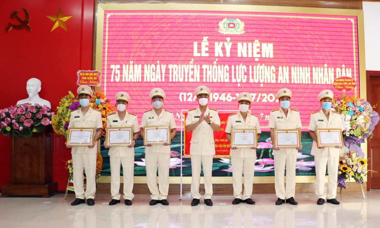 Đại tá Phạm Thế Tùng, UVBTV Tỉnh uỷ, Giám đốc Công an tỉnh trao giấy khen cho các tập thể đạt thành tích cao trong cuộc thi tìm hiểu 75 năm truyền thống an ninh nhân dân Việt Nam. Ảnh: Bình Minh