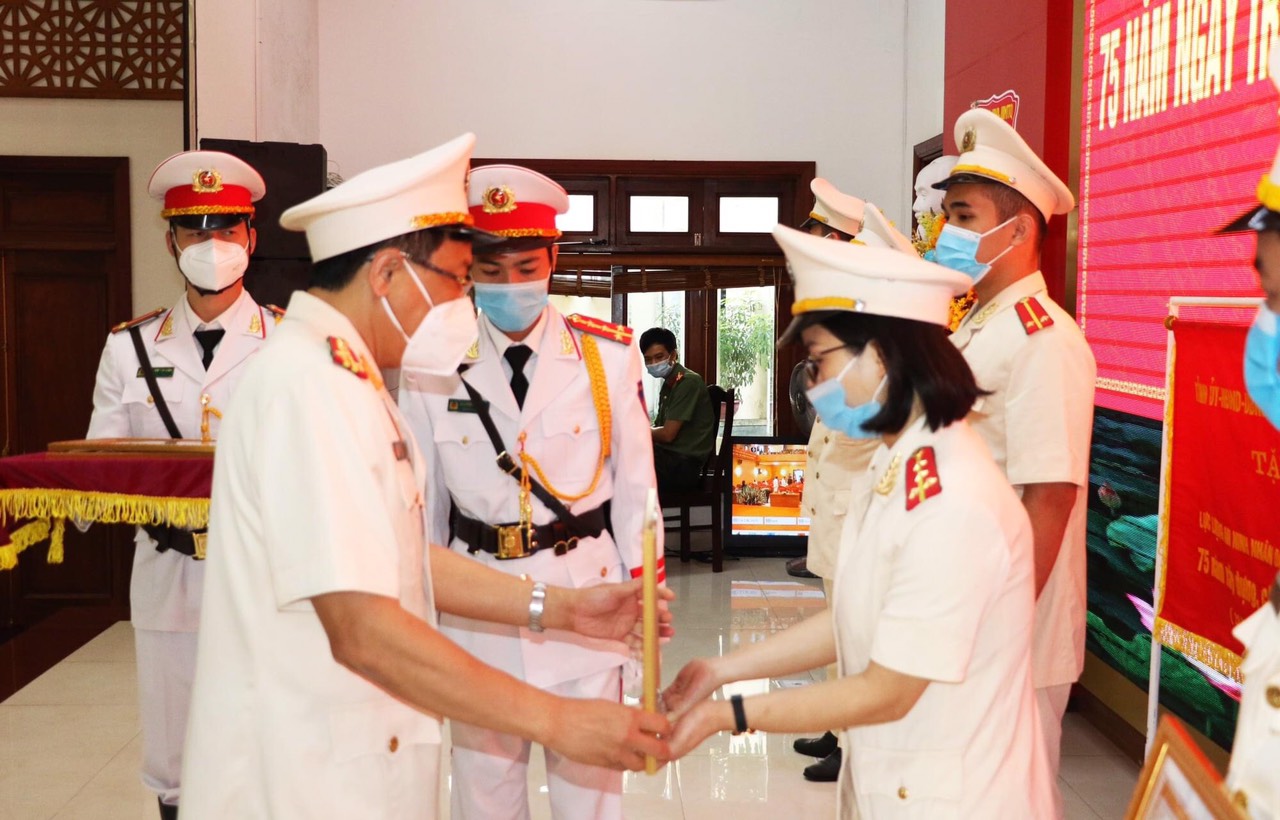 Đại tá Hồ Văn Tứ, Phó Giám đốc Công an tỉnh trao giấy khen cho các tác giả, nhóm tác giả đạt giải trong cuộc thi tìm hiểu 75 năm truyền thống an ninh nhân dân Việt Nam. Ảnh: Bình Minh