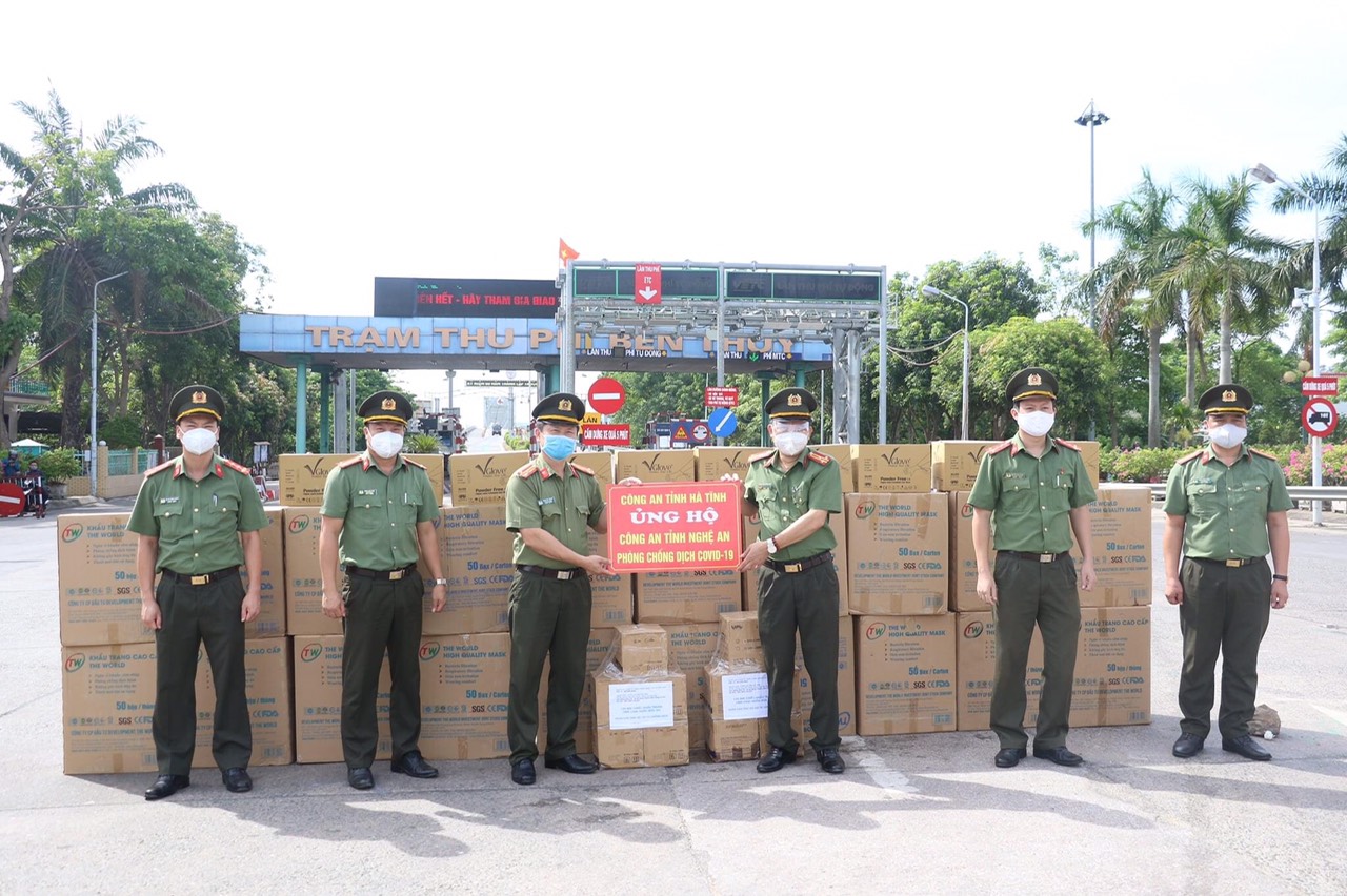 Những món quà động viên của cán bộ chiến sĩ Công an tỉnh Hà Tĩnh sẽ truyền ngọn lửa động viên, hỗ trợ tỉnh Nghệ An sớm chiến thắng trong cuộc chiến chống dịch bệnh.