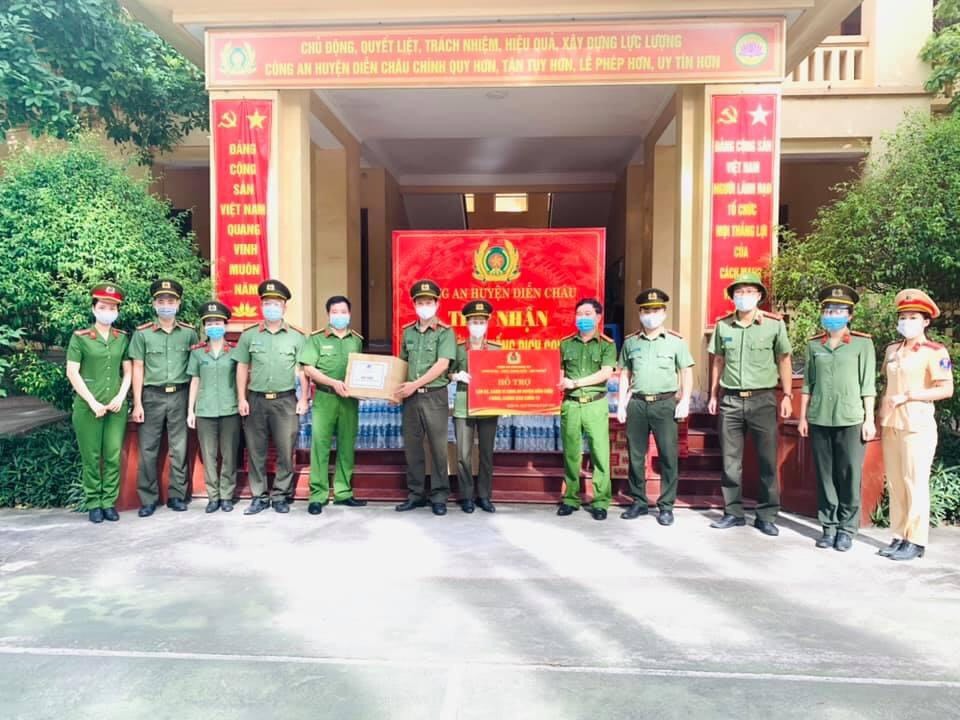 Một số hình ảnh trao quà hỗ trợ