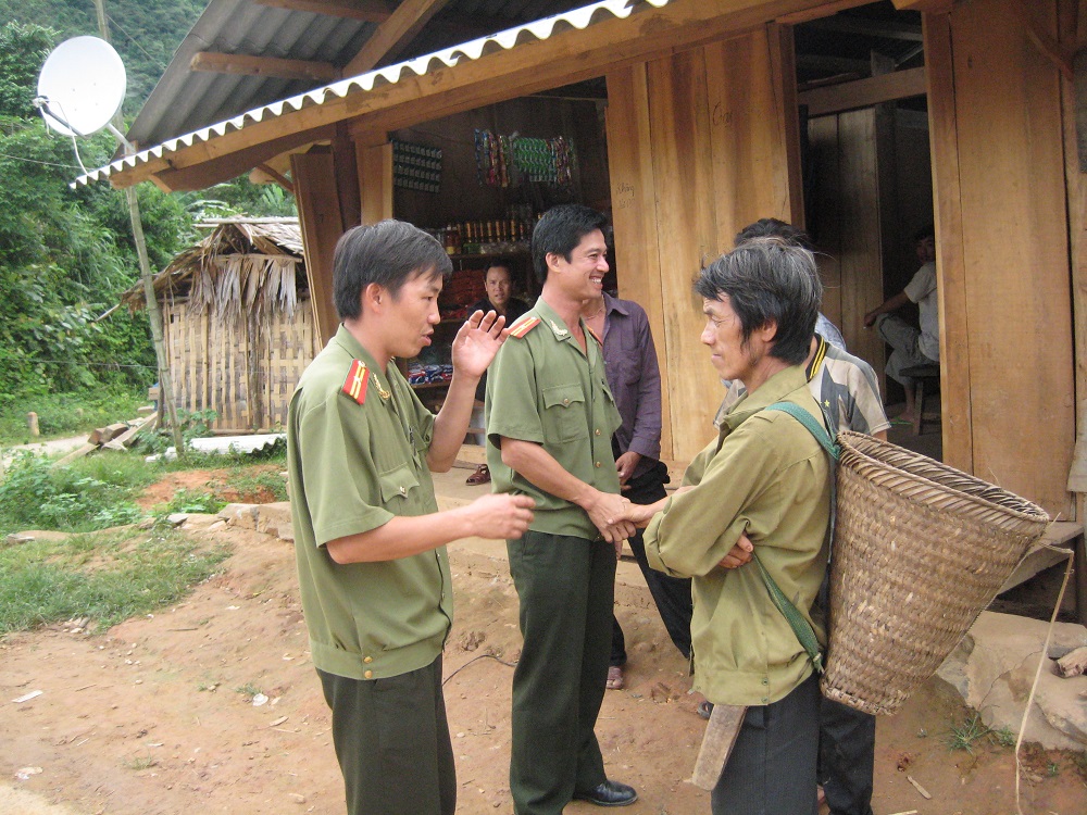 Các thế hệ cán bộ an ninh Nghệ An luôn gắn bó mật thiết với nhân dân. Ảnh: Bình Minh
