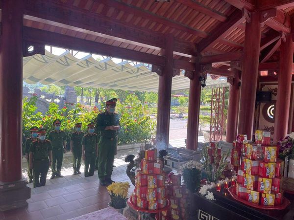Đoàn công tác dâng hương tại Khu di tích lịch sử Truông Bồn