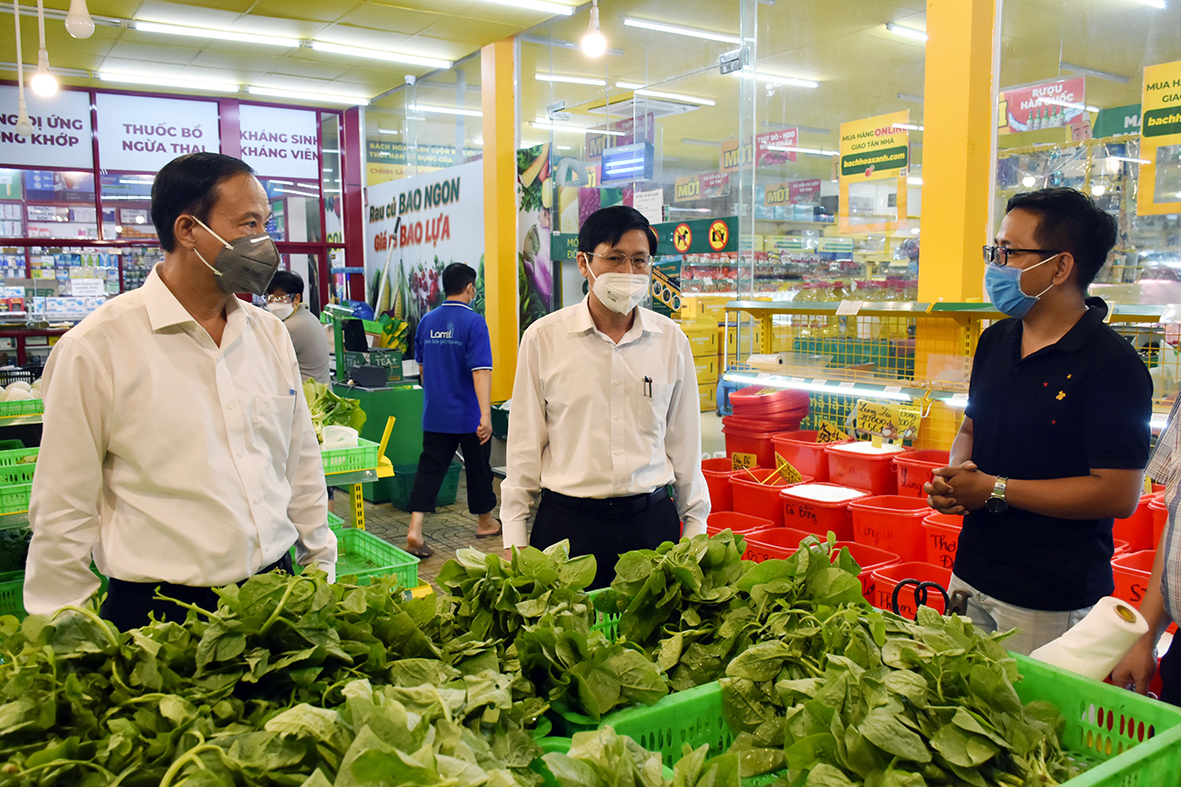 Ông Nguyễn Văn Thọ, Chủ tịch UBND tỉnh kiểm tra mặt hàng rau xanh tại Bách hóa xanh Chí Linh (phường 10, TP. Vũng Tàu).