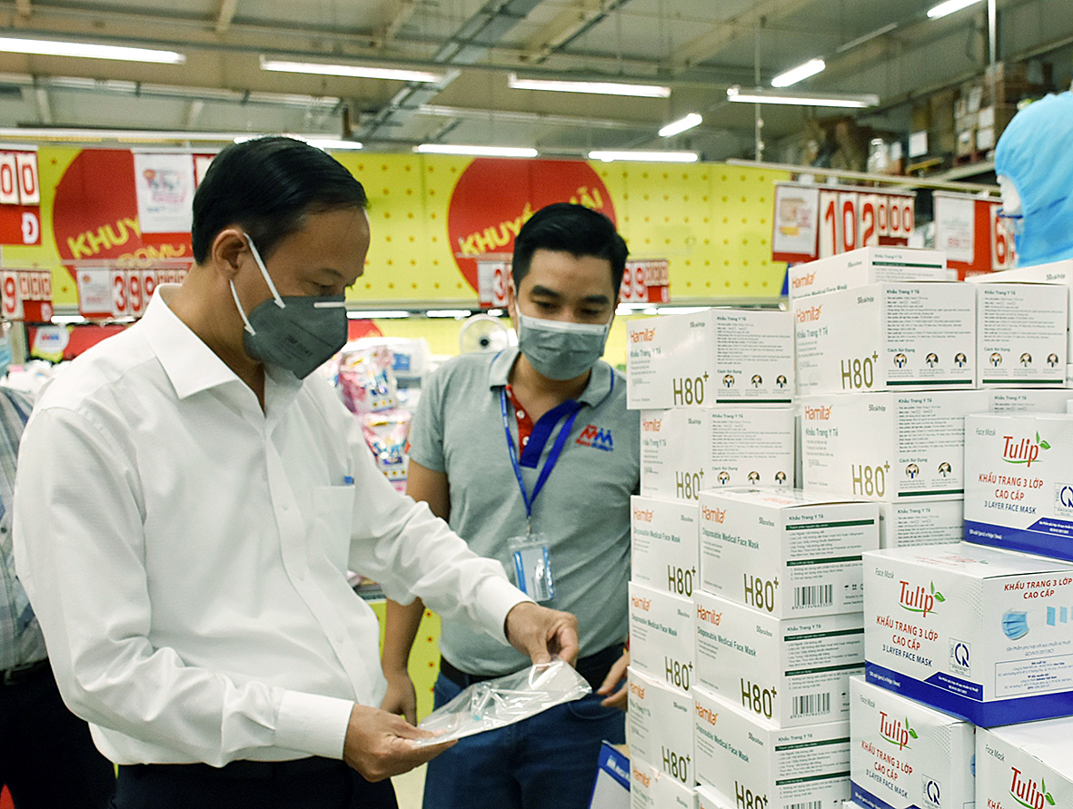 Ông Nguyễn Văn Thọ, Chủ tịch UBND tỉnh (thứ nhất từ trái qua) khảo sát tình hình kinh doanh các mặt hàng nhu yếu phẩm tại Siêu thị Mega Market, TP. Vũng Tàu.