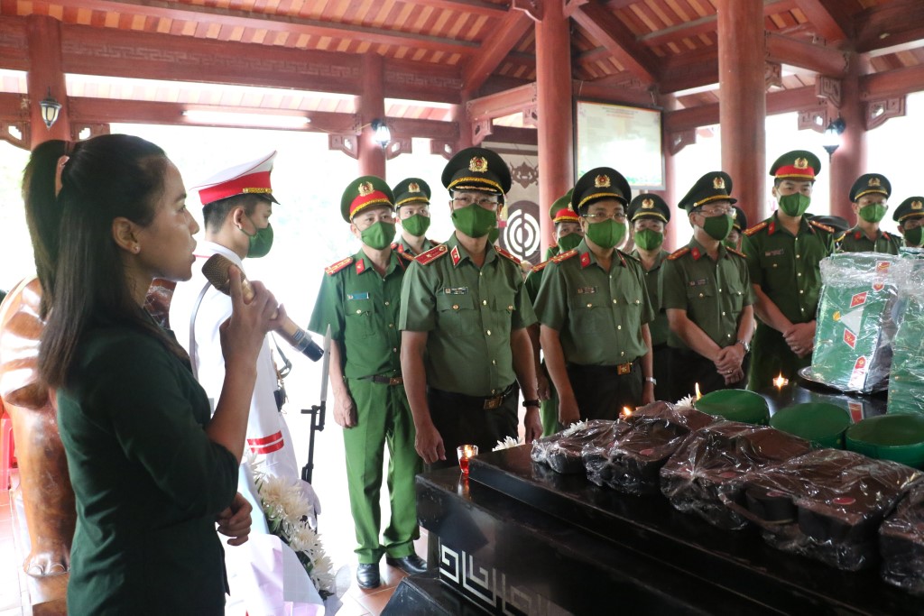 Đoàn đại biểu Công an tỉnh nghe thuyết minh về sự anh dũng hy sinh của 13 anh hung liệt sỹ đại đội 317