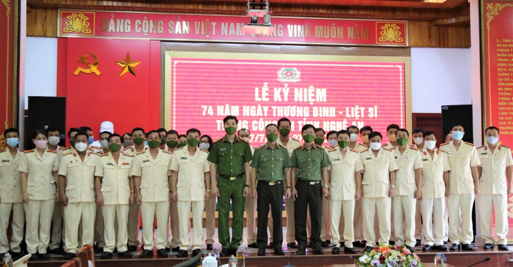 Lãnh đạo Công an tỉnh chụp ảnh lưu niệm với đại biểu tham dự lễ kỉ niệm