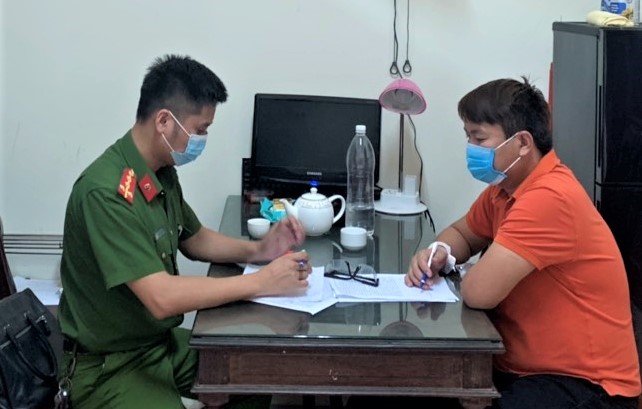   Cán bộ Phòng Cảnh sát hình sự Công an Nghệ An lấy lời khai của đối tượng Hoàng Văn Cường