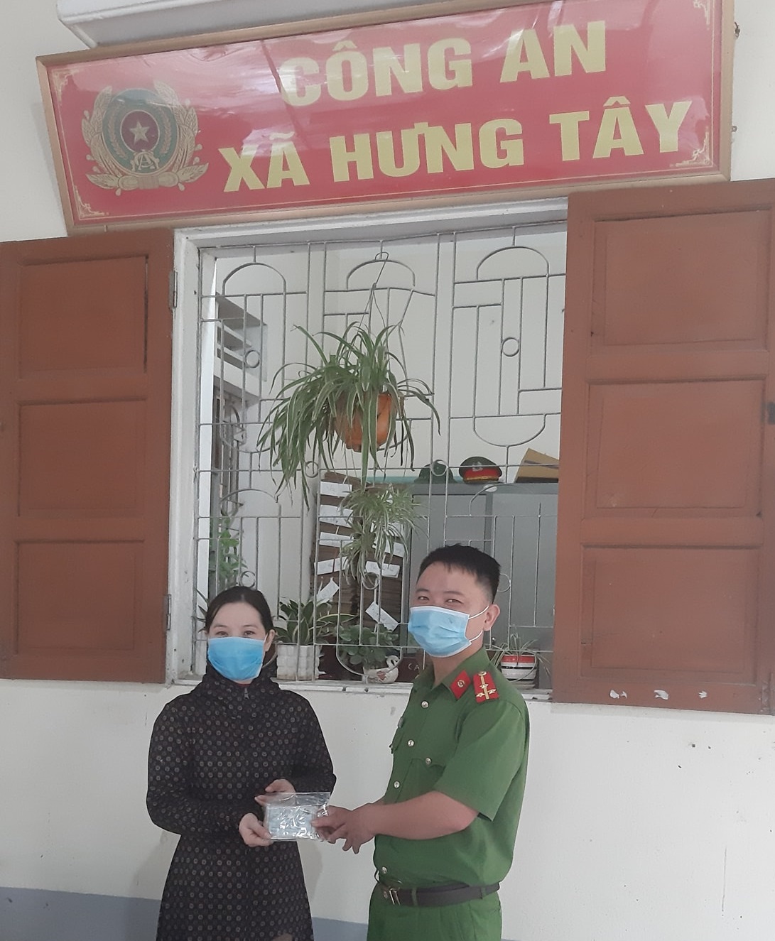Ban Công an xã Hưng Tây trao trả lại tài sản cho người đánh rơi.
