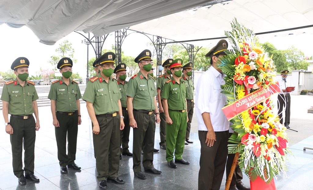 Nhân kỷ niệm 74 năm Ngày thương binh, liệt sỹ 27/7, ngày 26/7, đoàn công tác Công an tỉnh Nghệ An do đồng chí Thiếu tướng Phạm Thế Tùng, Ủy viên Ban Thường vụ Tỉnh ủy, Bí thư Đảng ủy, Giám đốc Công an tỉnh làm trưởng đoàn đã đến dâng hương, dâng hoa, tưởng niệm, tri ân các anh hùng liệt sỹ tại