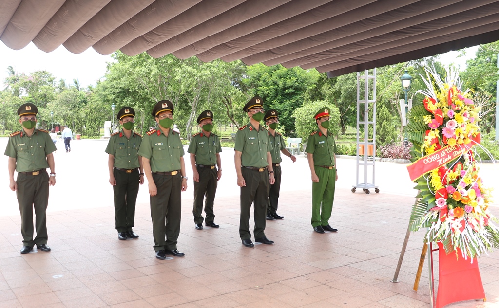 Dâng hoa tại Di tích lịch sử đặc biệt Thành cổ Quảng Trị