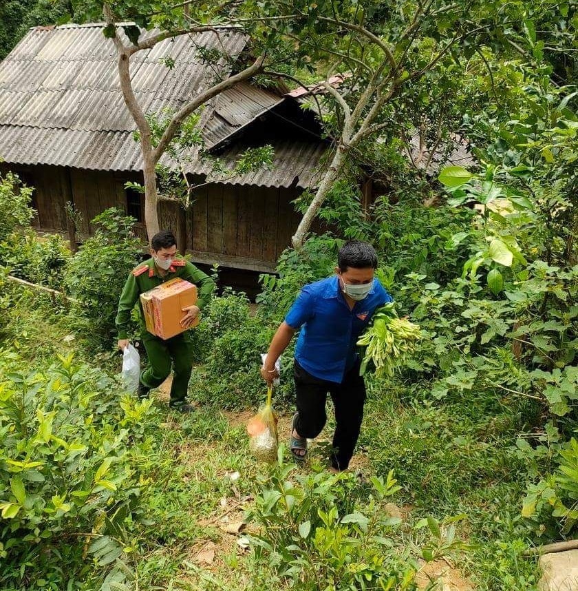 Công an huyện Kỳ Sơn vận chuyển và cung cấp lương thực đến từng hộ dân để hỗ trợ phòng, chống dịch