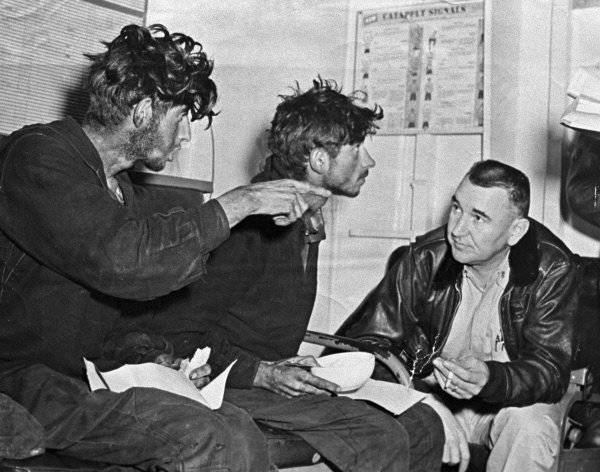  2 trong số 4 người lính Liên Xô kể về chuyến trôi dạt với một sĩ quan Mỹ trên tàu Kearsarge.