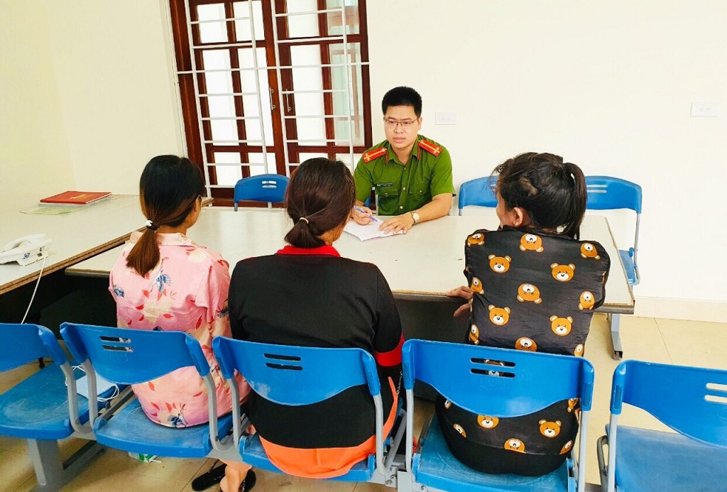 Phòng Cảnh sát Hình sự Công an Nghệ An làm việc với 3 phụ nữ mang thai trên đường ra nước ngoài bán bào thai được đơn vị giải cứu