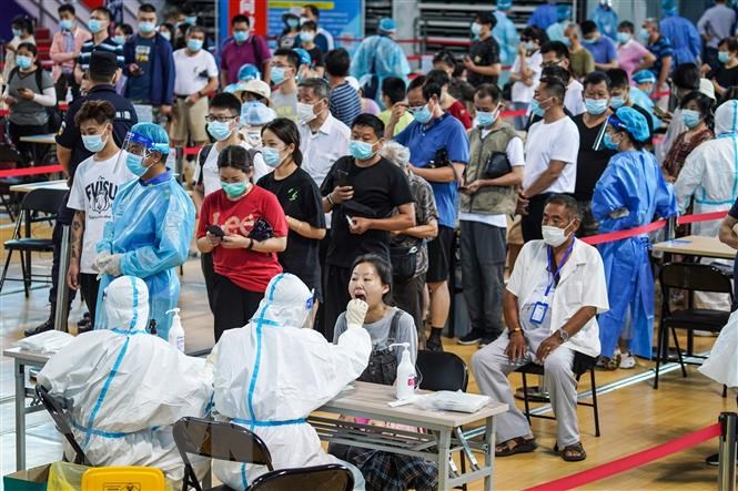 Nhân viên y tế lấy mẫu xét nghiệm COVID-19 cho người dân tại Nam Kinh,  tỉnh Giang Tô, Trung Quốc.
