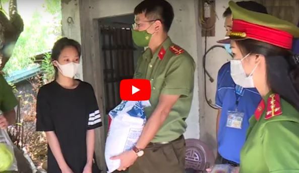 Công an Nghệ An hỗ trợ nhu yếu phẩm cho người dân khó khăn