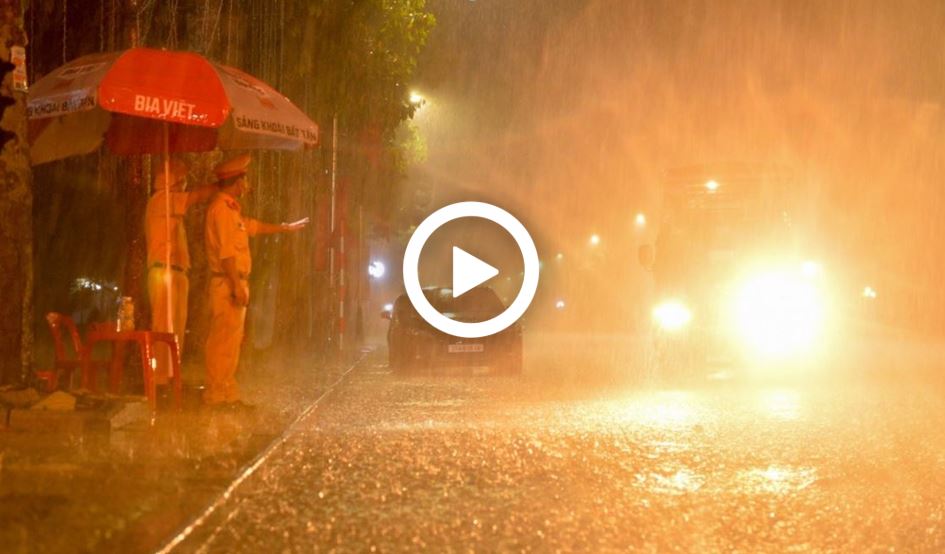 Cán bộ chiến sĩ Công an Nghệ An đội mưa, bám chốt phòng, chống dịch