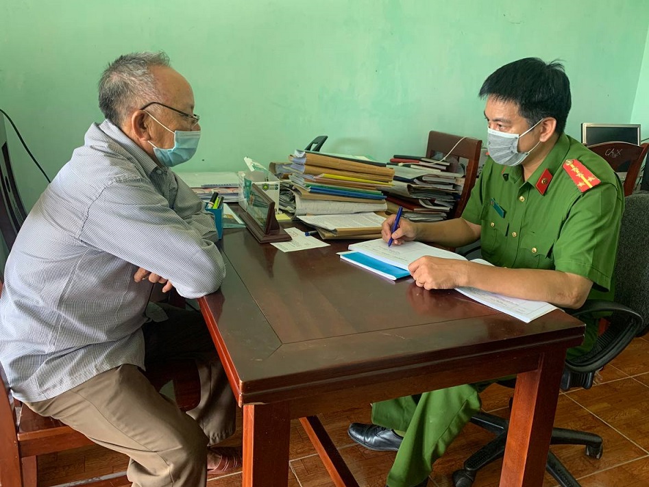Công an xã Nghi Đồng, huyện Nghi Lộc làm việc với người dân