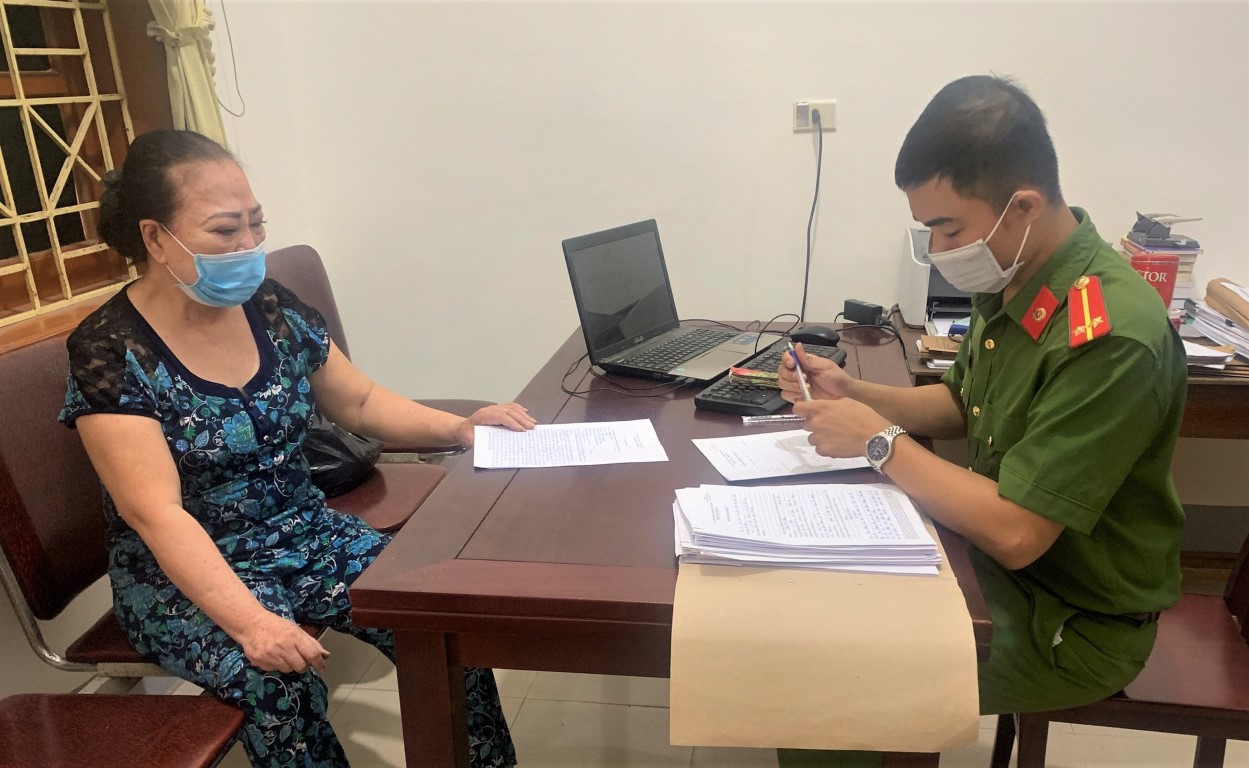 Cán bộ Công an Đô Lương lấy lời khai đối tượng Hoàng Thị Hường