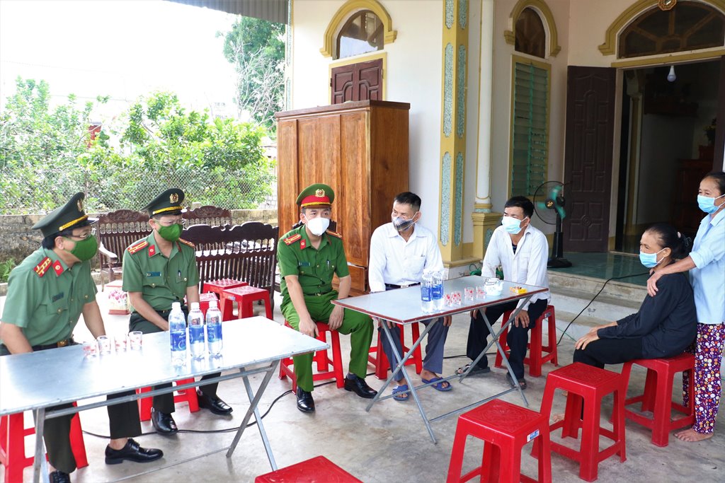 Thăm hỏi động viên gia đình Trung úy Nguyễn Văn Chiến