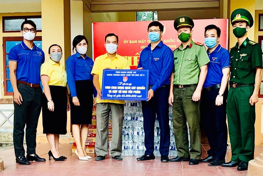 Đồng chí Phạm Văn Toàn, Phó Bí thư Thường trực Tỉnh đoàn và đại diện Đoàn thanh niên các đơn vị thuộc Cụm thi đua số 5 trao tặng quà cho đại diện Mặt trận Tổ quốc huyện Quế Phong