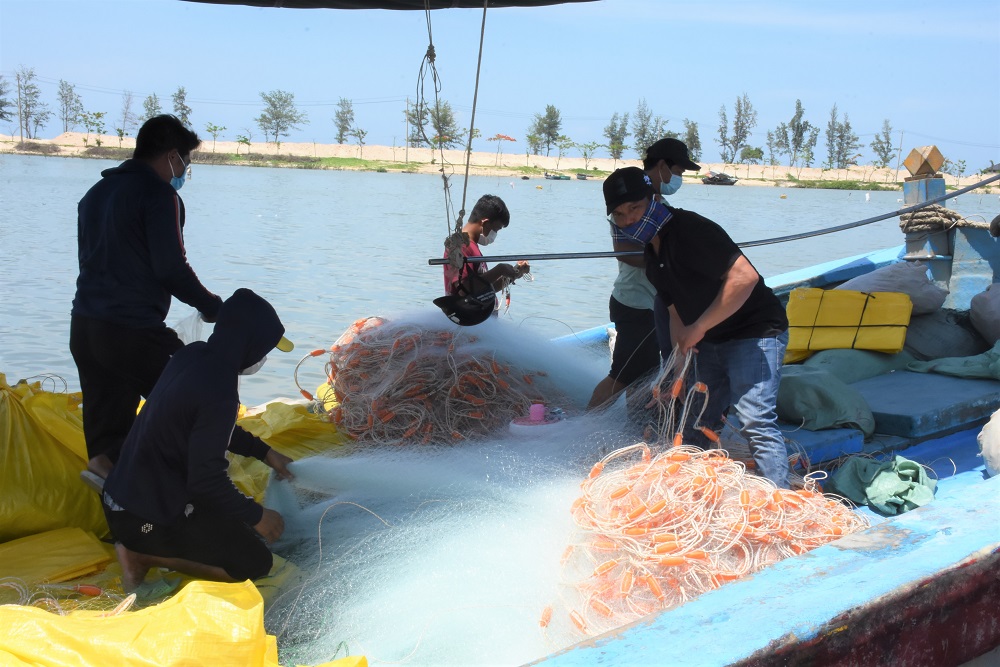 Tổng kim ngạch xuất khẩu các mặt hàng thủy sản giảm sút do tác động của thẻ vàng IUU. Trong ảnh: Ngư dân xã Phước Tỉnh, huyện Long Điền chuẩn bị ra khơi.