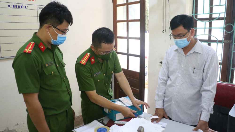 Lực lượng công an tiến hành kiểm đếm các tài liệu liên quan