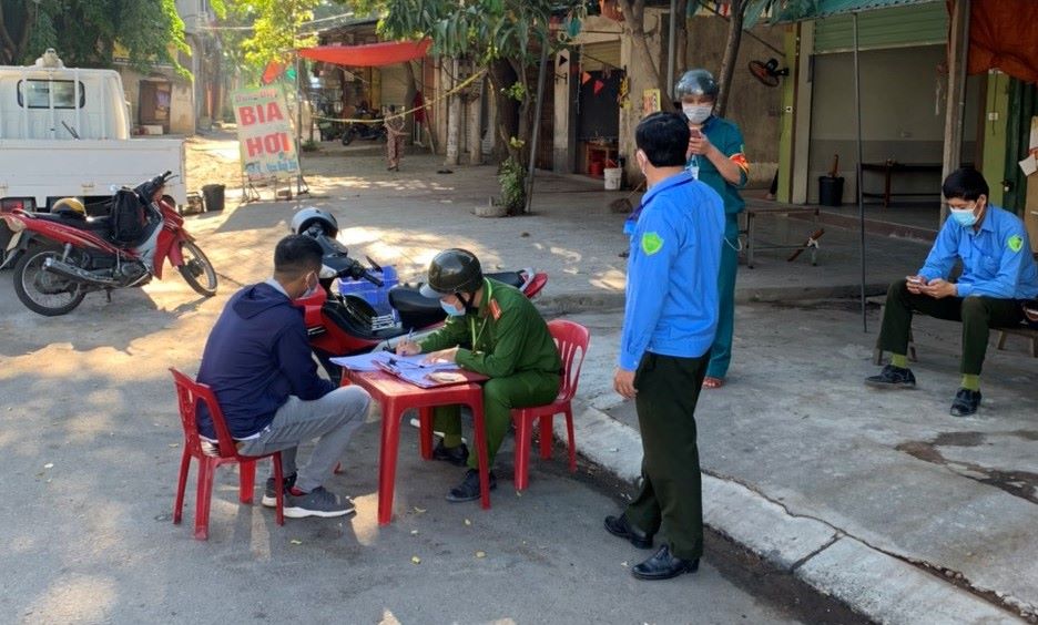 Lực lượng chức năng lập biên bản xử lí trường hợp vi phạm Chỉ thị 16 tại thành phố Vinh