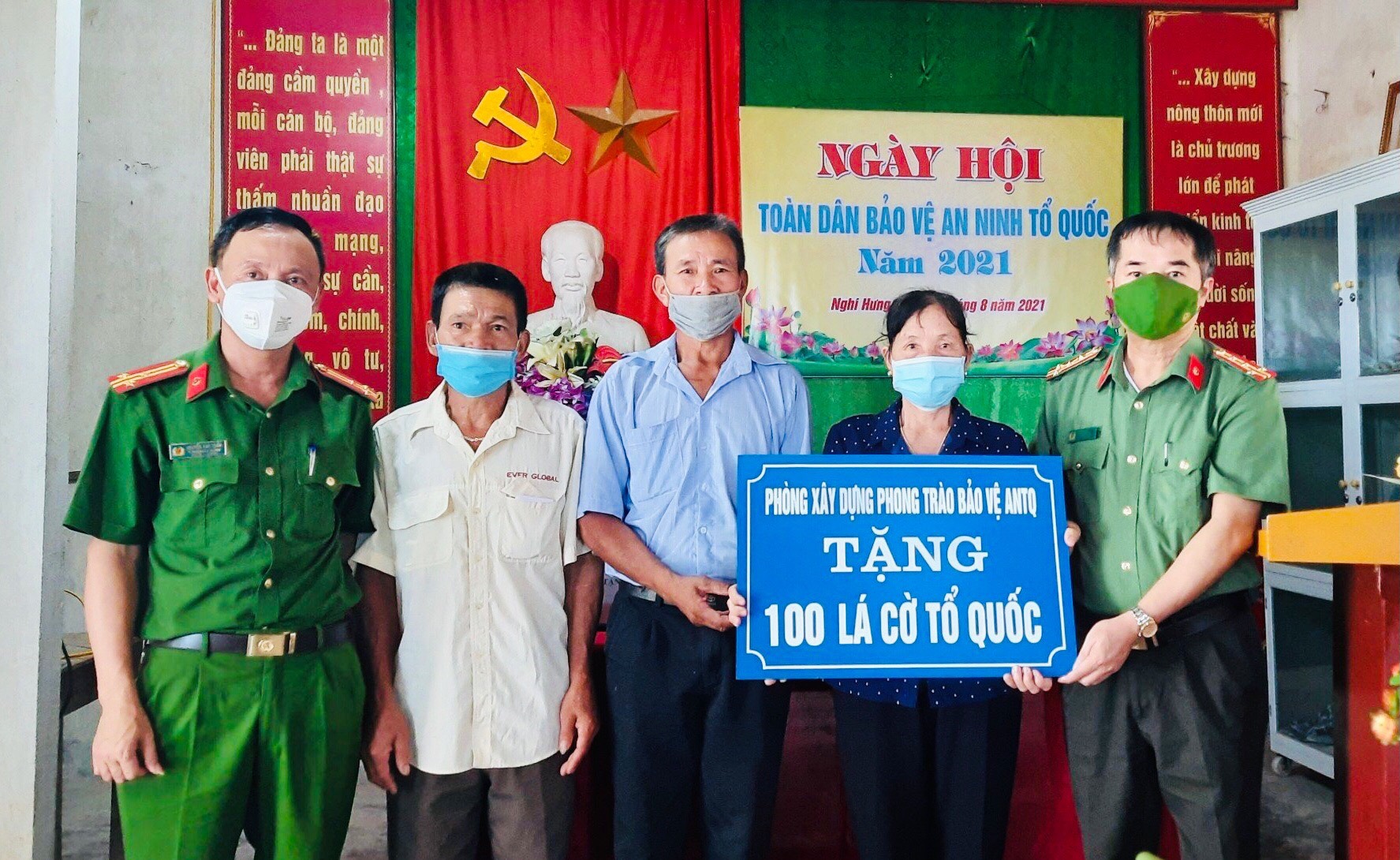 Phòng Xây dựng phong trào bảo vệ an ninh Tổ quốc phối hợp với Công an huyện Nghi Lộc trao tặng cờ Tổ quốc cho ban cán sự xóm 04, xã Nghi Hưng, huyện Nghi Lộc