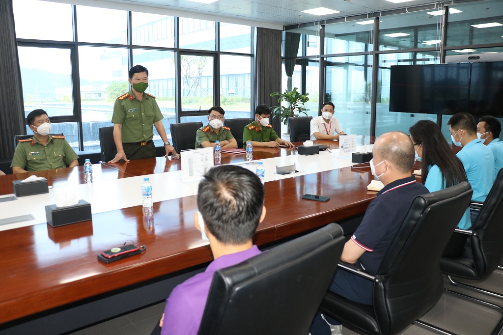 Đại tá Lê Văn Thái, Phó Giám đốc Công an tỉnh làm việc với Công ty Luxshare
