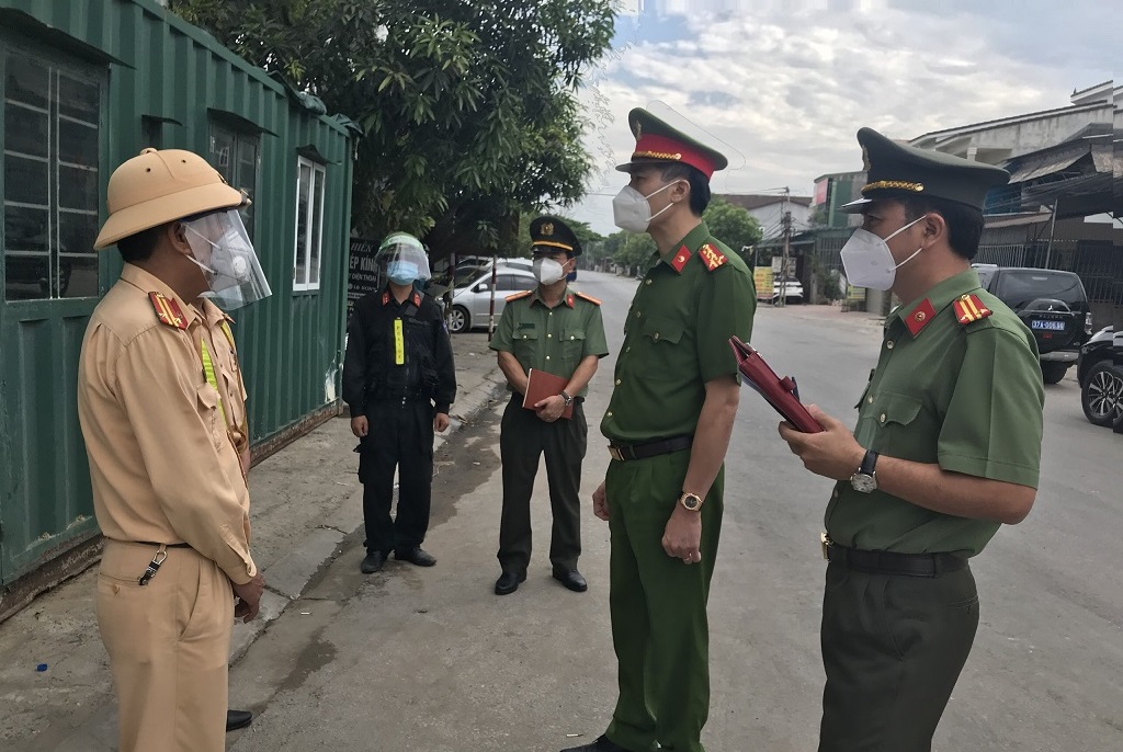 Đại tá Cao Minh Huyền, Phó Giám đốc Công an tỉnh kiểm tra tại chốt kiểm soát trên địa bàn phường Vinh Tân, thành phố Vinh