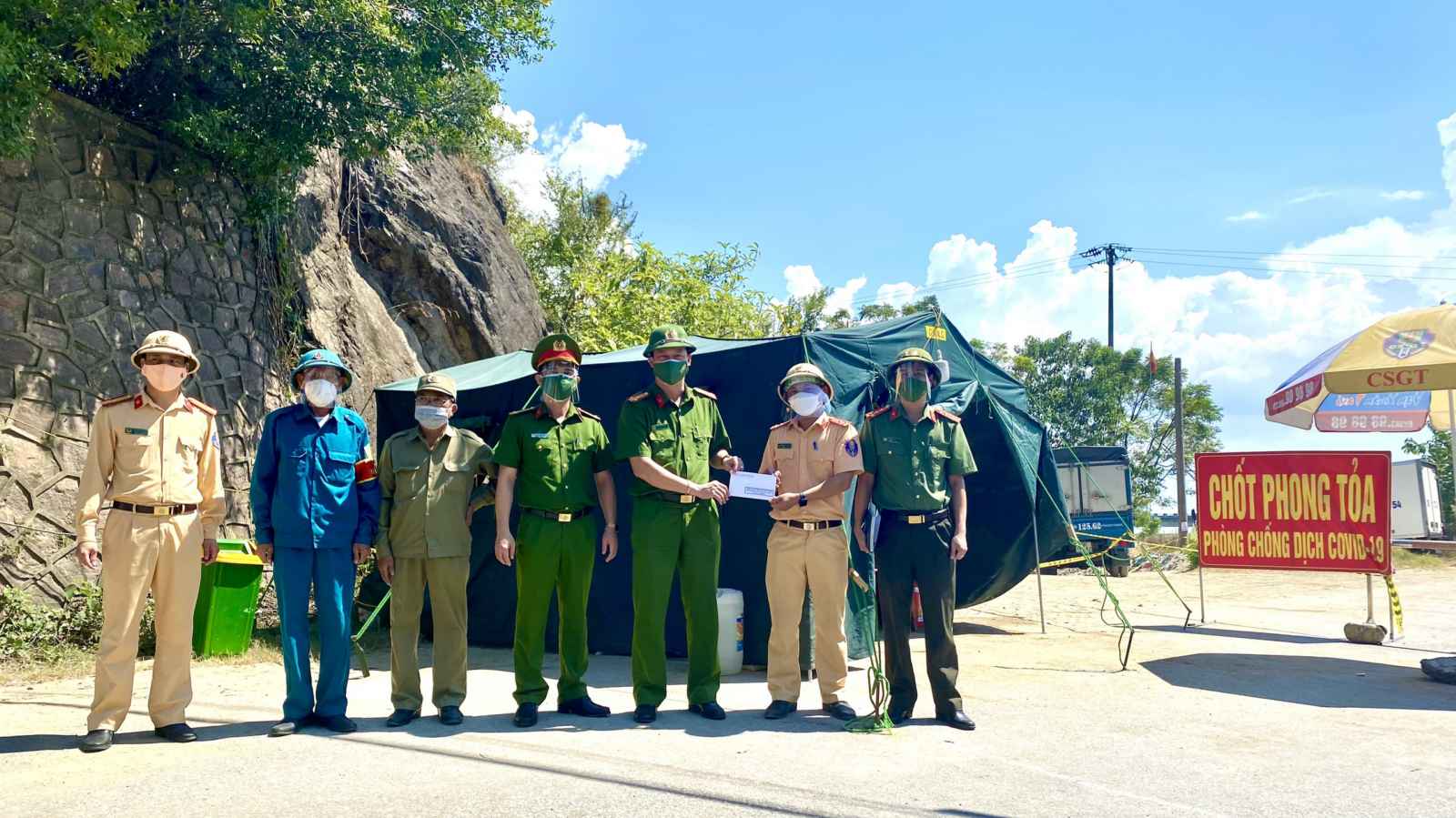 Đồng chí Thượng tá Nguyễn Đức Cường, Trưởng Công an thành phố Vinh trao quà động viên cán bộ chiến sĩ tại các điểm chốt