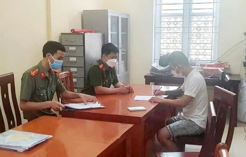 Công an thành phố Vinh lập biên bản vi phạm hành chính, xử lý trường hợp sử dụng thẻ shipper để ra đường phục vụ nhu cầu cá nhân khác