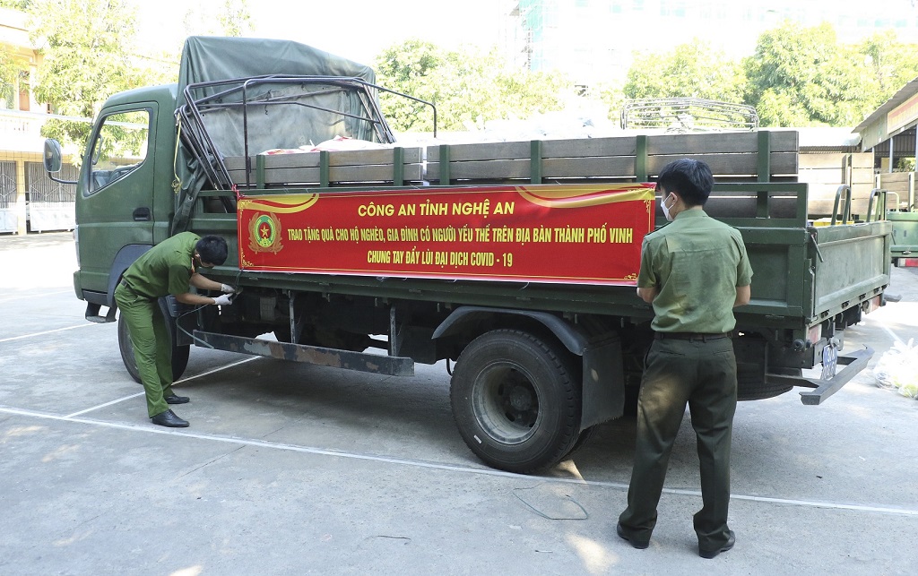 Các phần quà được phân loại, đóng gói và sẵn sàng chuyển đến người dân