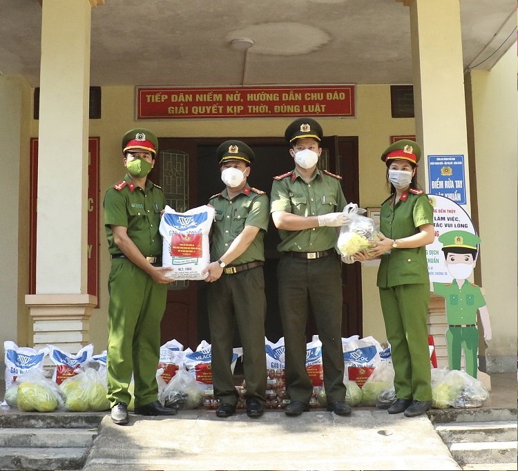 Các phần quà được đưa tập kết tại trụ sở Công an các phường, xã trên địa bàn thành phố Vinh
