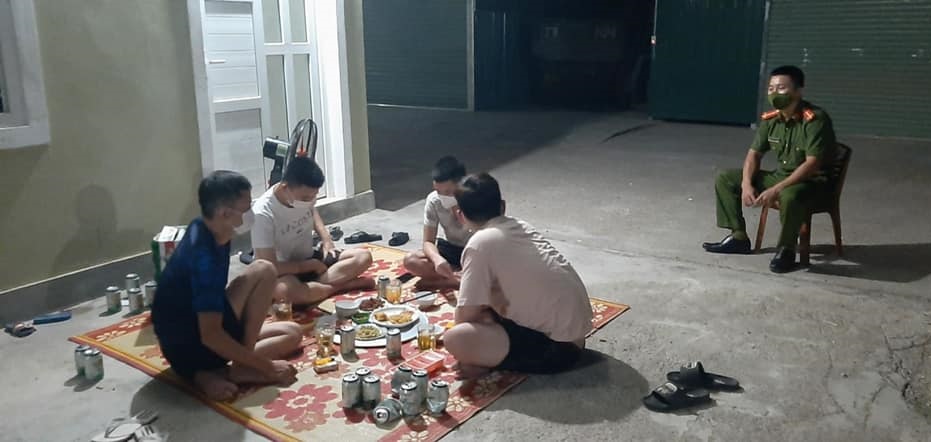 Tại thời điểm kiểm tra, Công an thị xã Thái Hoà phát hiện 04 thanh niên đang tụ tập ăn nhậu