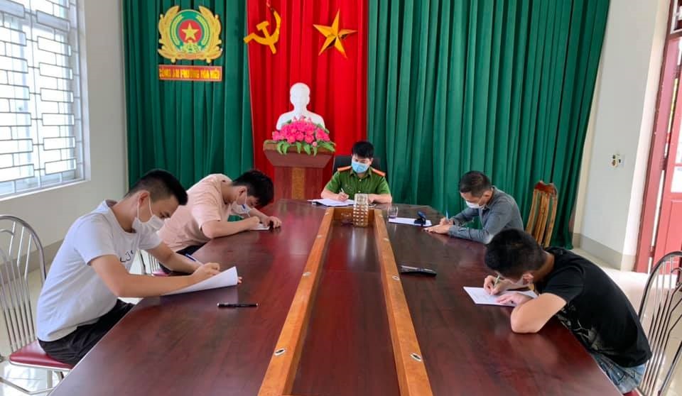 04 thanh niên bị đề xuất xử phạt 15 triệu/người với hành vi “không thực hiện quyết định áp dụng biện pháp hạn chế tập trung đông người”