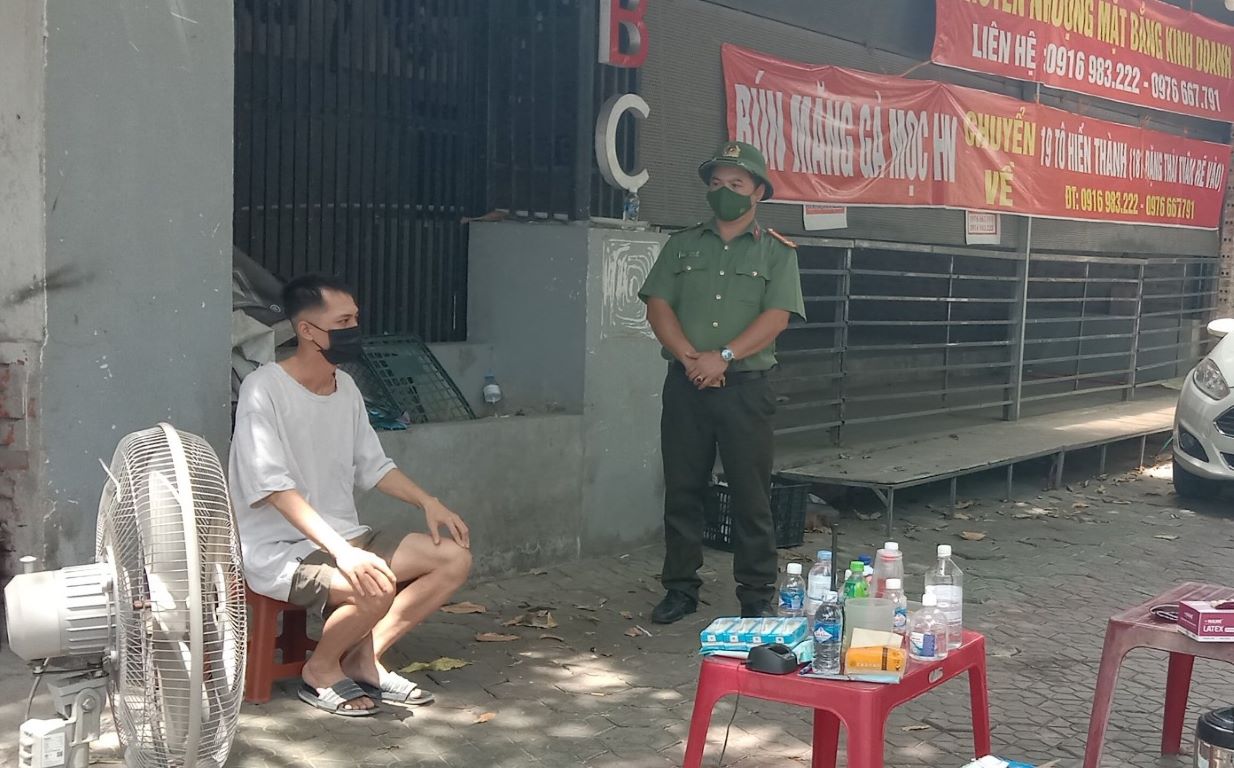 Tổ công tác Phòng An ninh kinh tế ở điểm chốt đã nhanh chóng khống chế đối tượng và báo cho Tổ tuần tra cơ động Công an thành phố Vinh đến để phối hợp xử lý. 