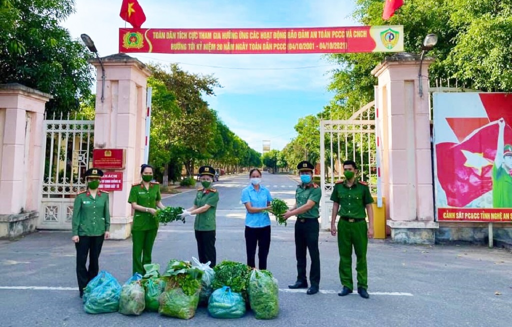 Hội Phụ nữ, Công đoàn Công an tỉnh trao tặng nông sản cho bếp ăn tập thể của các cơ quan, đơn vị