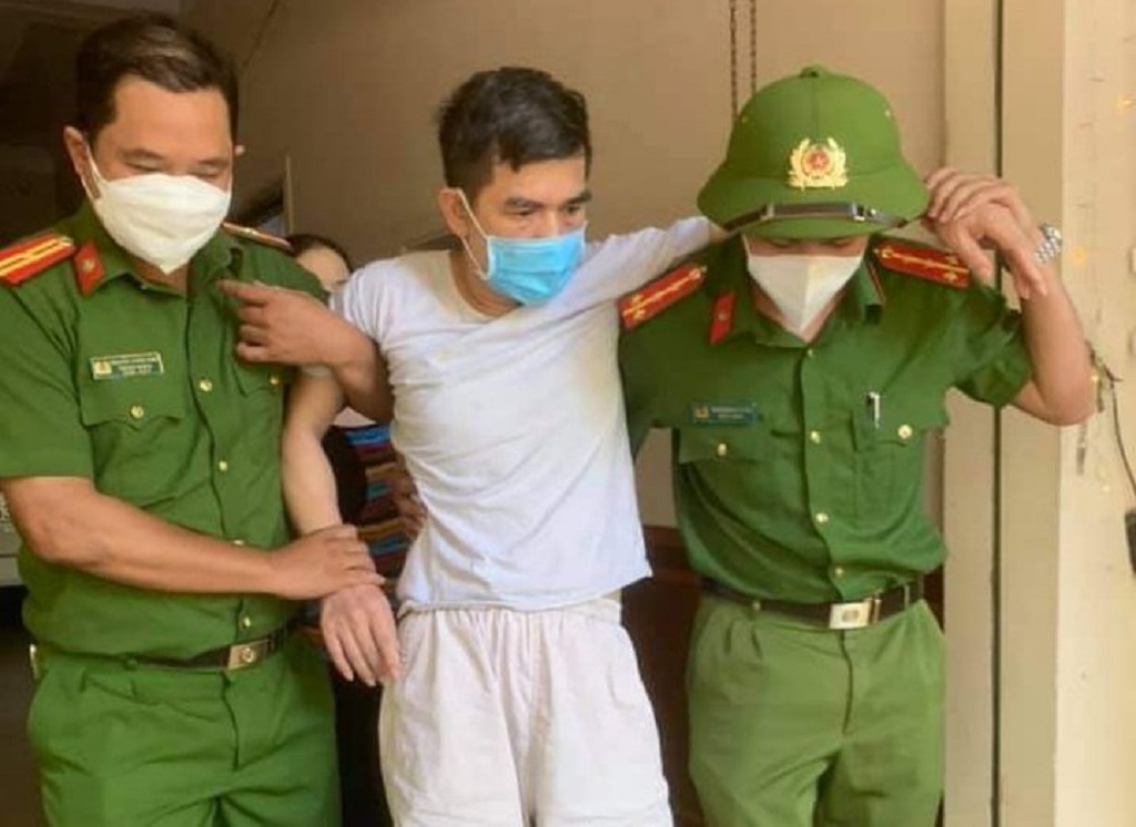 Cán bộ Công an phường Trung Đô đến tận nhà đưa ông Đặng Đức Ngân đi cấp cứu tại bệnh viện