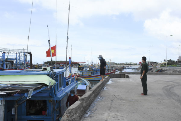 Lực lượng Đồn Biên phòng Bình Châu hướng dẫn ngư dân vừa cập bến làm các thủ tục phòng chống dịch theo quy định.