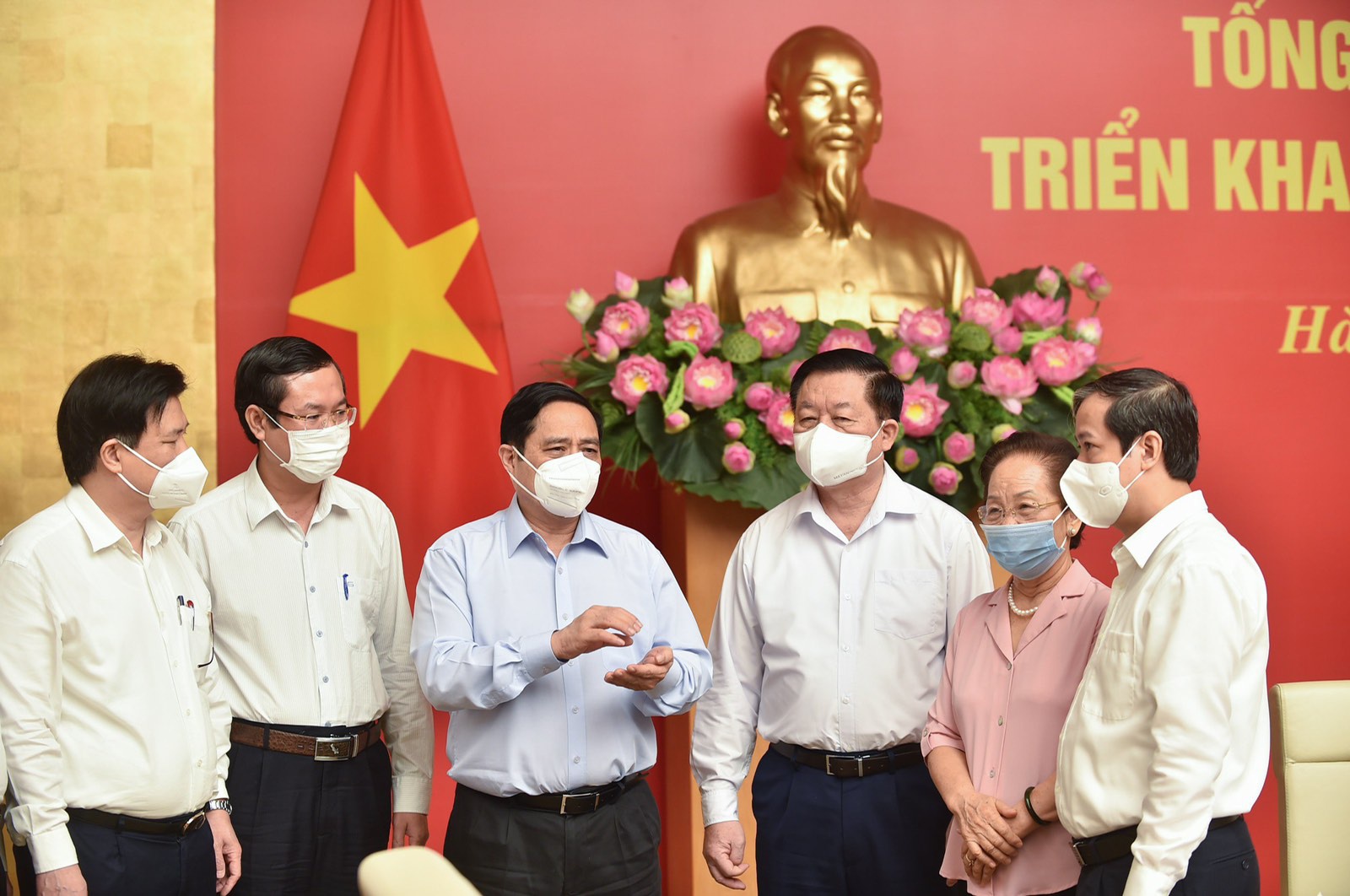 Thủ tướng Chính phủ Phạm Minh Chính trao đổi với các đại biểu bên lề hội nghị.