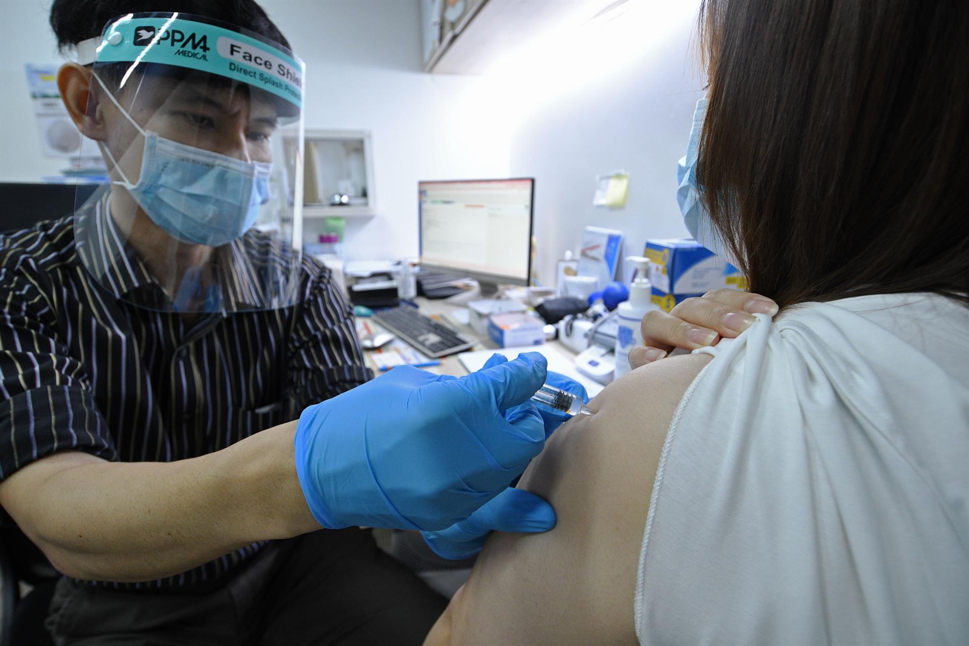 Nhân viên y tế tiêm vắc xin phòng COVID-19 cho người dân tại Singapore.