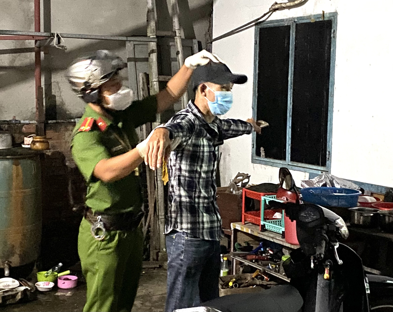 Tổ tuần tra đến tận nhà kiểm tra 1 đối tượng sử dụng ma túy sinh sống tại tổ 1, khu phố Song Vĩnh, phường Tân Phước.