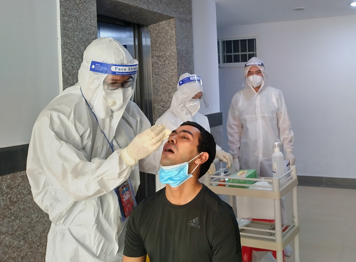 Nhân viên y tế lấy mẫu xét nghiệm COVID-19 cho người dân Chung cư Vũng Tàu Center, 93 Lê Lợi,  phường Thắng Nhì, TP.Vũng Tàu. Ảnh: MINH THIÊN
